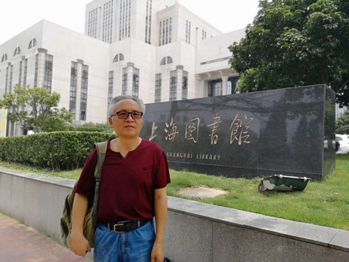 作者在上海圖書館.jpg